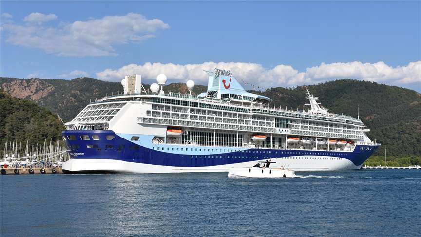 Ege rotasında dev kruvaziyer Marmaris’e demir attı