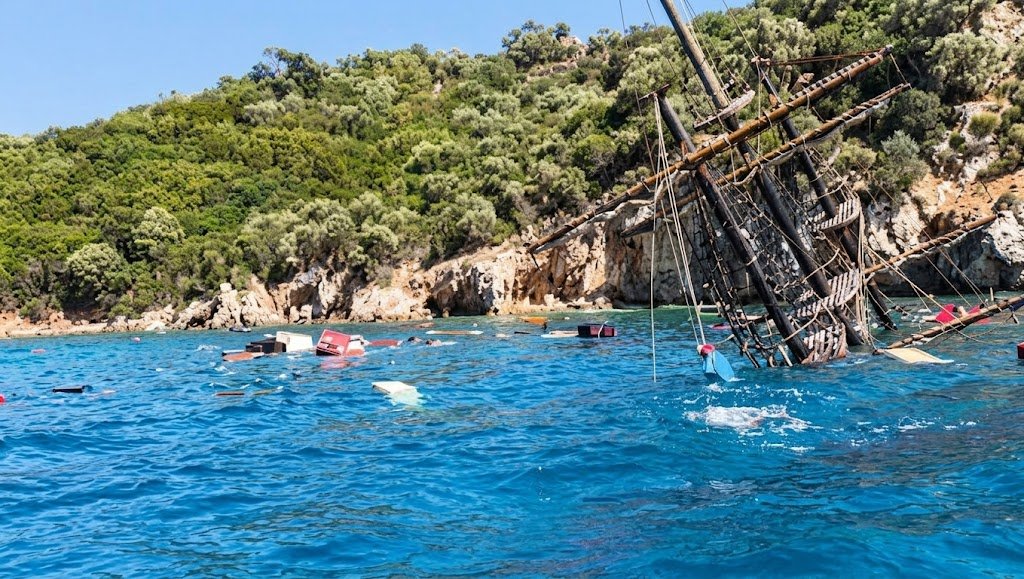 Marmaris’te facia ucuz atlatıldı: Batan teknedeki 110 yolcu kurtarıldı